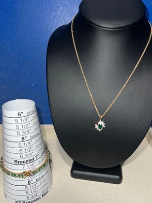 Collar colgante con racimo de vidrio/circonita cúbica verde y blanco tono dorado con pulsera de tenis Foto 1 de 4