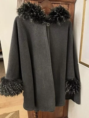 Parkhurst Women’s Cape Poncho Fleece One Size Gray Faux Fox Black White Fur Hood - Image 1 of 4