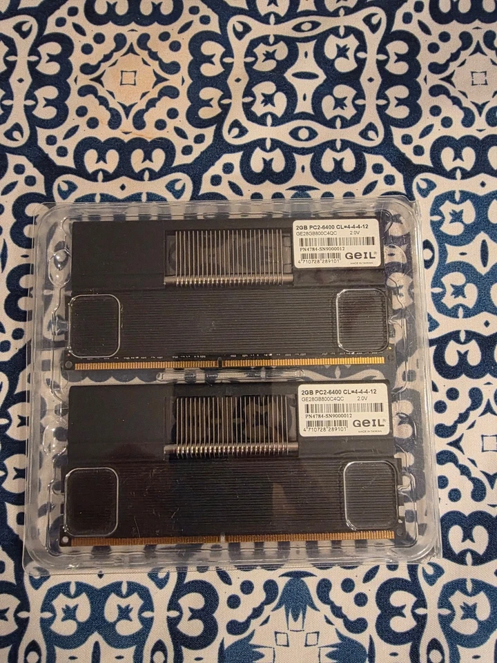 GeIL GE28GB800C4Q (2x2GB, PC2-6400 DDR2-800, DDR2 SDRAM, 800 MHz, DIMM 240-pol.) - Bild 1 von 1