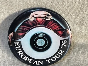 Rick Wakeman And The English Rock Ensemble –No Earthly Connection pin badge 56mm - Picture 1 of 4