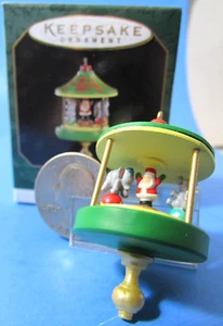 Adorno miniatura Hallmark 1997 pequeño techo grande de Santa - Imagen 1 de 11