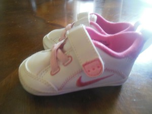 pink nike shoes baby