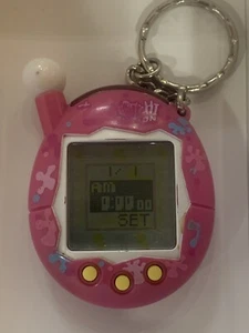 Tamagotchi Connection V4 rosa con salpicaduras 2007 probado funciona - Imagen 1 de 4