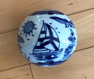 Bola Alfombra Chinoiserie Porcelana Decorativa Azul Cobalto Blanco - Velero, Playa - Imagen 1 de 5