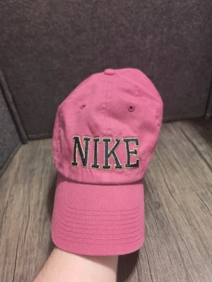 Gorra Nike Sportswear Heritage 86 rosa con tirantes OSFM para mujer Foto 1 de 4