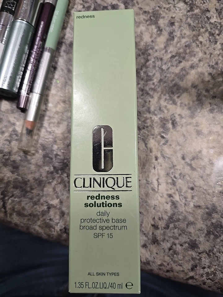 NEW Clinique Redness Solutions Daily Protective Base SPF 15 1.35 oz/40 ml - Image 1 of 1