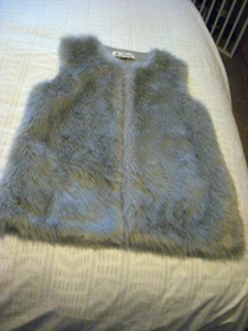 LADIES GREY FAUX FUR GILET SIZE 16-18 - Picture 1 of 3