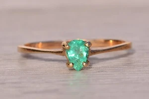 Vivid Pear Shaped Natural Emerald in Yellow Gold - Picture 1 of 10