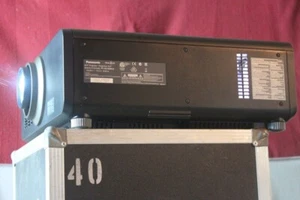 *Panasonic PT-DZ780+Objektiv*Profi-Beamer Projektor 7000 Lumen HELL WUXGA 3000:1 - Picture 1 of 15