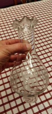 Ancien globe tulipe de lampe à pétrole verre transparent et decor satiné juponné - Photo 1/4