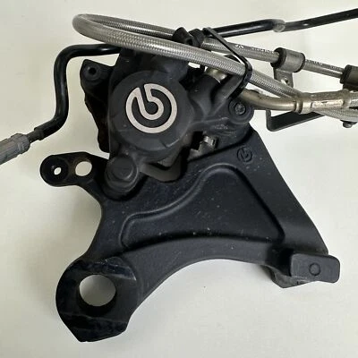Pinza de freno trasera Triumph Street Triple S 660 2018 BREMBO con bloque de montaje Foto 1 de 4