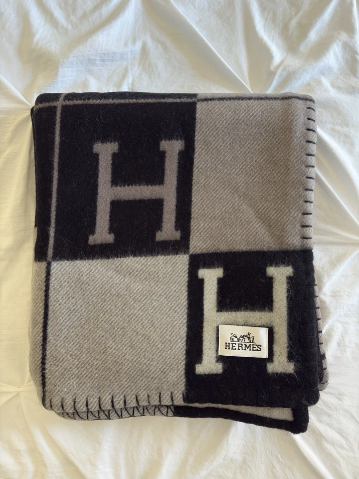 Hermes Wool Cashmere Avalon Blanket Pristine Condition | Écru/Gris Foncé - Image 1 of 4