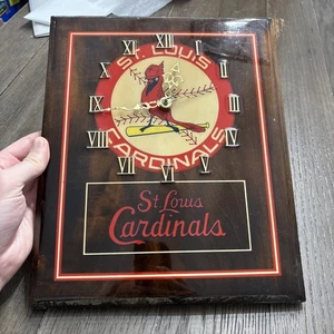 Reloj de pared colgante de madera vintage de los Cardenales de San Luis. No funcional. "11"" X 13""" - Imagen 1 de 8