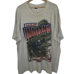T-shirt vintage anni 90 1995 MLB Cleveland Indians 'Alligator', 2XL - Distressed  - Foto 1 di 11