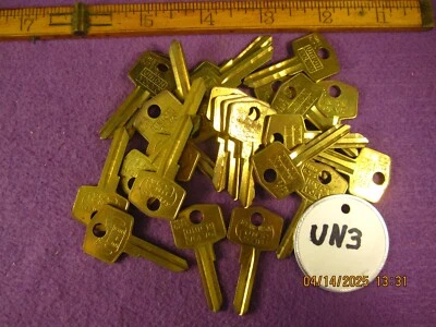 OLD ANTIQUE VINTAGE 25 PC STAR UN3 BRASS CAR KEY BLANKS OLD NEW STOCK UNCUT. - Image 1 of 4
