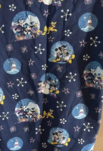 Disney Uniforme Blu Floreale Scrub Top Taglia S Topolino Pippo Paperino - Foto 1 di 4