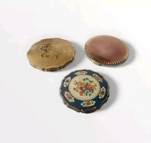 Three Vintage Powder Compacts. One Stratton - Two Kigu. - Picture 1 of 2