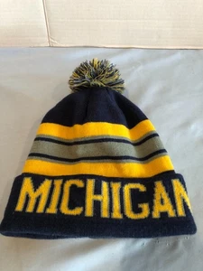 Gorro tejido de invierno con pompón #ACC de la Universidad de Michigan U of M - Imagen 1 de 5