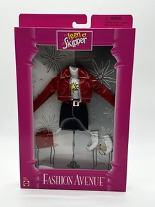 Barbie Teen Skipper Fashion Avenue Outfit 18379 giacca di pelle rossa nuova con scatola 1997 - Foto 1 di 2