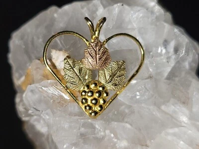Pequeño Landstrom's 10K Dos Tonos Hoja de Oro Uva en un Corazón Colgante o Dije Foto 1 de 4