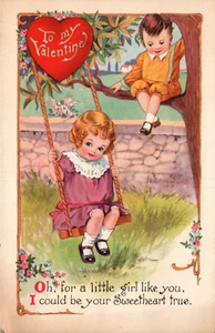 POSTAL DEL DÍA DE SAN VALENTÍN Niña en columpio y niño sentado en la extremidad del árbol. - Imagen 1 de 2