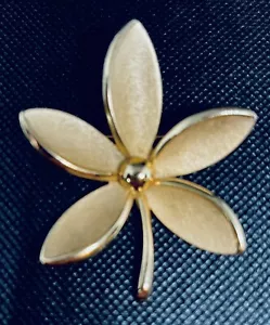 Vintage Krone Trifari Blumenbrosche goldfarben gebürstet poliert signiert 50er-60er - Bild 1 von 6