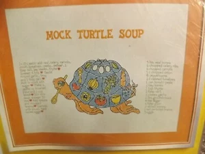 Raro De Colección 1975 NUEVO Simulado Receta de Sopa de Tortuga 18x14 Muestreador Estampado Punto de Cruz Kit - Imagen 1 de 4