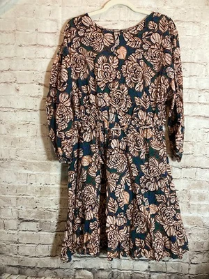 Vestido Donna Morgan 12 Flores Románticas Oscuras Boho Hippie Cinturón Verde y Dorado Foto 1 de 4