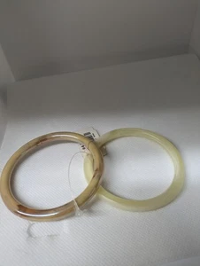 SET BESTEHEND AUS 2 VINTAGE 60’S MARBLED FROSTED CREAM PLASTIC LUCITE ARMREIF ARMBAND - Bild 1 von 2