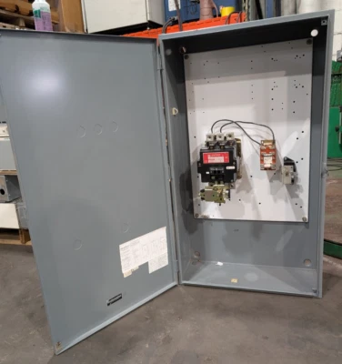 🤪 CONTACTOR DE ILUMINACIÓN CERRADO CUADRADO D 200 AMP 600 VAC 3 POLOS SV0-11-95212 Foto 1 de 4