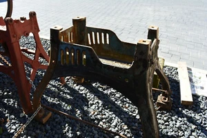 Pies de máquina mesas parte inferior hierro fundido Bamford azul claro oxidado original antiguo - Imagen 1 de 4