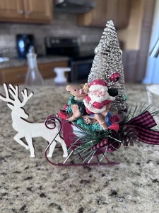 Roter Metallschlitten und Rentier Herzstück Vignette - Bild 1 von 3