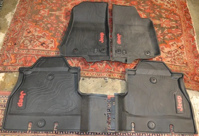 82216623AA Alfombrilla Jeep Wrangler JL 4 puertas todo clima 2018-2022 Mopar OEM Foto 1 de 4