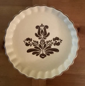 Vintage Pfaltzgraff VILLAGE 9” Fluted Quiche Dish Brown Pattern USA Never Used - Picture 1 of 3