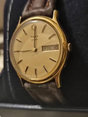 Vintage Timex M CELL Gold Tone Case Quartz Analog Men's Watch for Repairs - Immagine 1 di 3