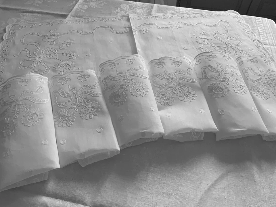 Linge Ancien Chemin De Table + 6 sets brodés sur batiste - Photo 1/4