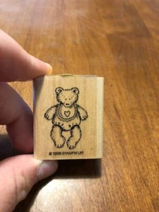 Timbro Gomma 1998 Stampin Up PICCOLO ORSO CON CUORE PETTORINA Baby Tiny Shower Card - Foto 1 di 2