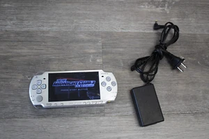 Sony PSP 2001 Slim Launch Edition Sistema palmare - Argento con MIDNIGHT CLUB 3 - Foto 1 di 6