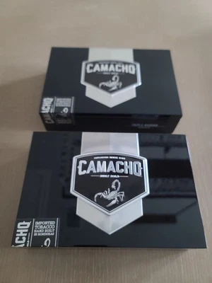 2 cajas de cigarros Camacho Triple Maduro Robusto hechas a mano de madera plateadas y negras brillantes Foto 1 de 2