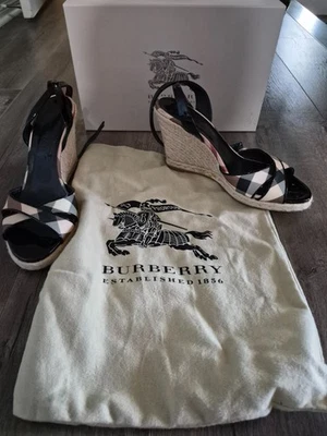 Sandalia de cuña alpargata con correa al tobillo charol Nova negra Burberry Foto 1 de 4