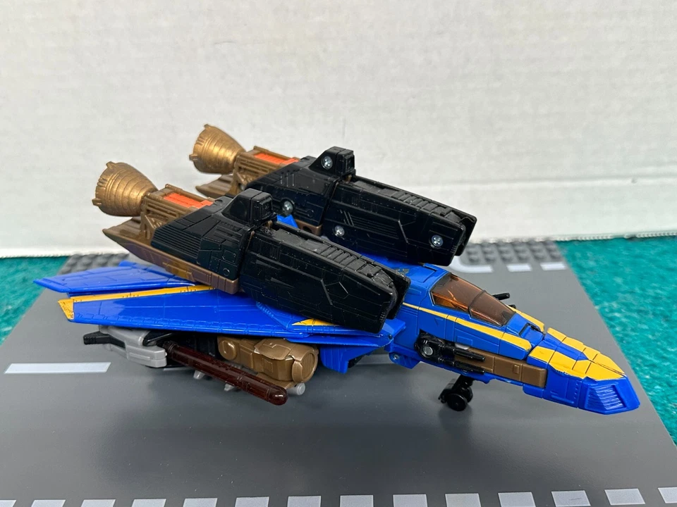 Transformers Universe Voyager Class Autobot Tread Bolt Loose figure - Image 1 of 4