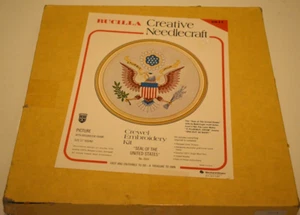 Vintage Bucilla 2644 "Seal of the United States" mit Weißkopfadler Stickpackung - Neu in Verpackung - Bild 1 von 6