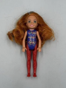 Kelly Barbie Chelsea bambola capelli blu highlights ginnastica tono pelle medio 5,5" - Foto 1 di 6