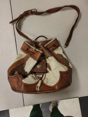 Bolso tipo cubo de cuero de vaca cartera estilo occidental detalle de flecos moda vintage Foto 1 de 4