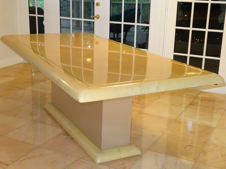 MESA DE COMEDOR STEVE CHASE ATRIBUTO PIEL DE CABRA LACADA E INCRUSTACIONES DE ACERO Y PLATAFORMA REVESTIDA Foto 1 de 4