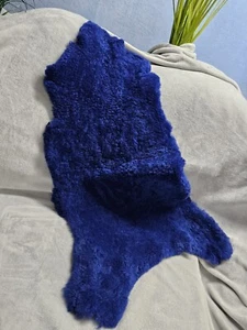 Schaf-Fell --echt-- BLAU gefärbt--ca. 50 x 100 cm-- Kurzhaar--gelockt--Schaffell - Bild 1 von 6