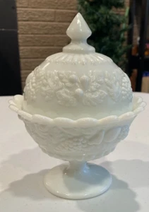 Vintage Westmoreland Milchglas Standfuß Bonboniere erhaben Obst Muster mit Deckel - Bild 1 von 6