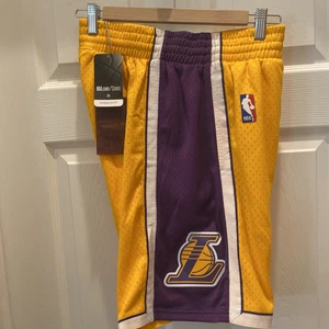 Mitchell & Ness Gold/Lila NBA Los Angeles Lakers 09 Swingman Shorts Gr. S NEU - Bild 1 von 11