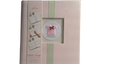 Hallmark第一年婴儿记忆书粘合剂粉红色女孩纪念品相册 — 第 1/4 张图片