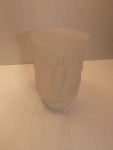 Jarrón de vidrio blanco esmerilado con patrón de emperatriz Fenton - Imagen 1 de 7
